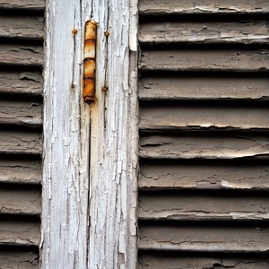 Plan serré d'un vieux volet  - France  - collection de photos clin d'oeil, catégorie clindoeil